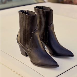 Lulu’s Vaylyn Black Pointed-Toe Mid-Calf Booties